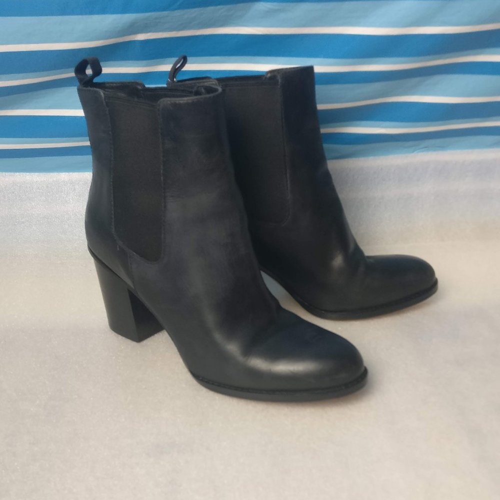 100% Leather Black Chelsea boot has Leather Upper Leather Sole 10.5 fit like 9.5